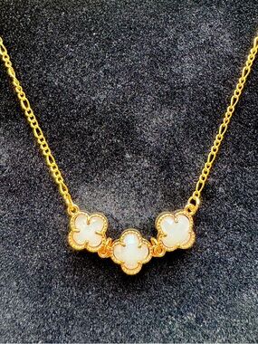 💕Artisan 14kt Gold and White Clover Necklace on Figaro Chain
